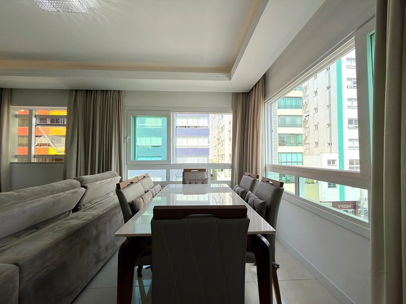 APARTAMENTO À VENDA EM CAPÃO DA CANOA! MOBILIADO E DECORADO • TODO CLIMATIZADO • SACADA DE FRENTE: 11ª foto da galeria de imagens do imóvel