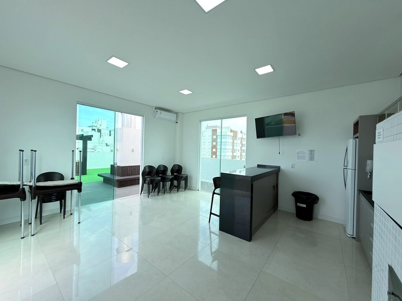 APARTAMENTO À VENDA EM CAPÃO DA CANOA! MOBILIADO E DECORADO • TODO CLIMATIZADO • SACADA DE FRENTE: 36ª foto da galeria de imagens do imóvel