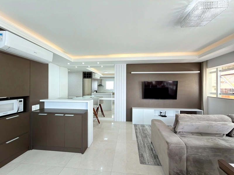 APARTAMENTO À VENDA EM CAPÃO DA CANOA! MOBILIADO E DECORADO • TODO CLIMATIZADO • SACADA DE FRENTE: 13ª foto da galeria de imagens do imóvel