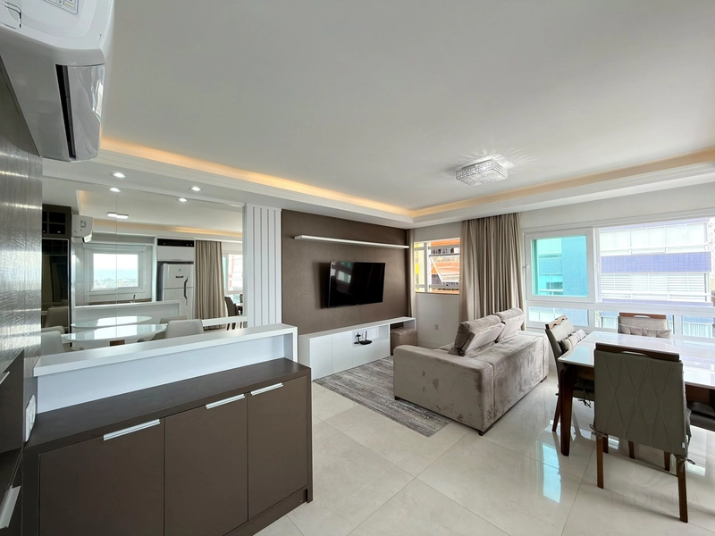 APARTAMENTO À VENDA EM CAPÃO DA CANOA! MOBILIADO E DECORADO • TODO CLIMATIZADO • SACADA DE FRENTE: 1ª foto da galeria de imagens do imóvel