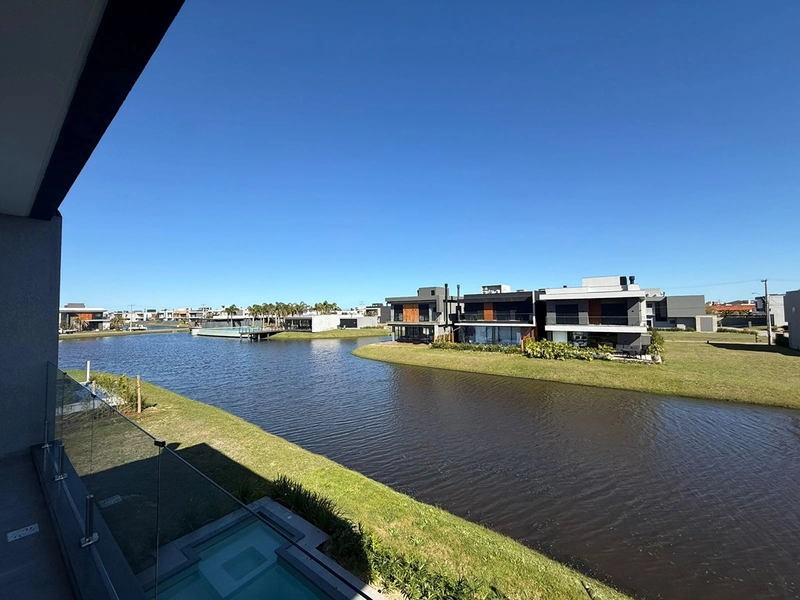 Sobrado beira lago, com projeto único, mobilada e decorado.: 31ª foto da galeria de imagens do imóvel