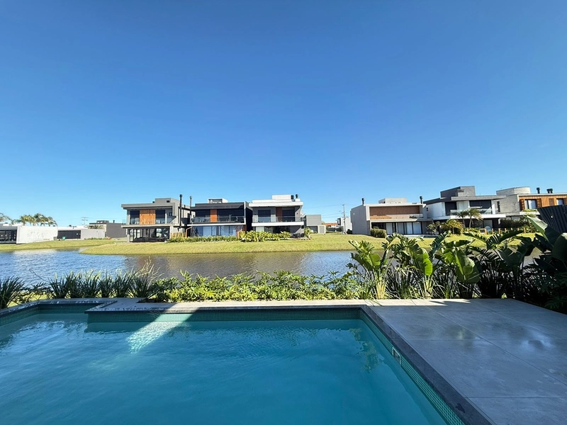 Sobrado beira lago, com projeto único, mobilada e decorado.: 2ª foto da galeria de imagens do imóvel