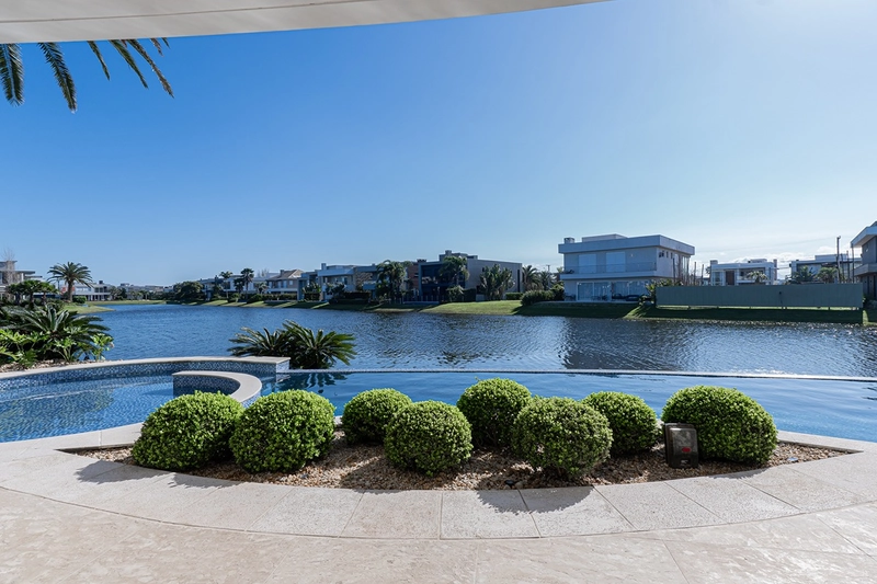 Mansão com 02 terrenos na beira do lago no condomínio Enseada: 5ª foto da galeria de imagens do imóvel