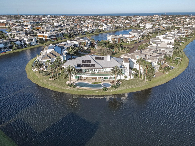 Mansão com 02 terrenos na beira do lago no condomínio Enseada: 31ª foto da galeria de imagens do imóvel