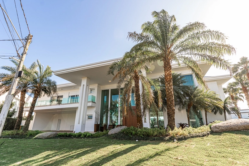 Mansão com 02 terrenos na beira do lago no condomínio Enseada: 2ª foto da galeria de imagens do imóvel