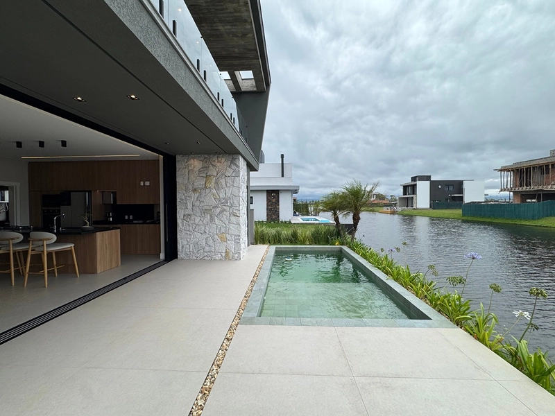 Sobrado com arquitetura uníca, no Condiminio Zen em Xangri-Lá.: 9ª foto da galeria de imagens do imóvel