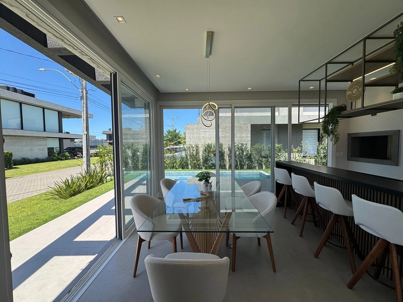 Sobrado com arquitetura uníca, condomínio no centro de Xangri-Lá: 6ª foto da galeria de imagens do imóvel