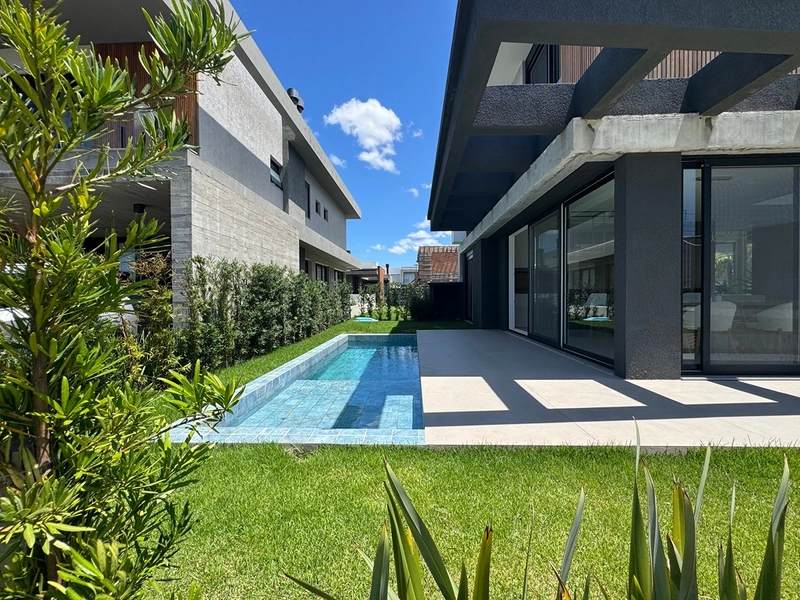 Sobrado com arquitetura uníca, condomínio no centro de Xangri-Lá: 3ª foto da galeria de imagens do imóvel