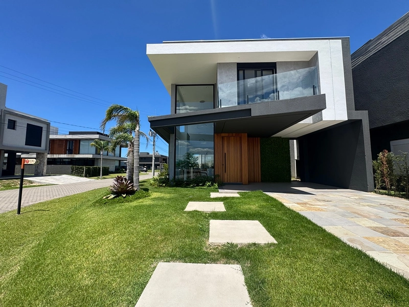 Sobrado com arquitetura uníca, condomínio no centro de Xangri-Lá: 2ª foto da galeria de imagens do imóvel