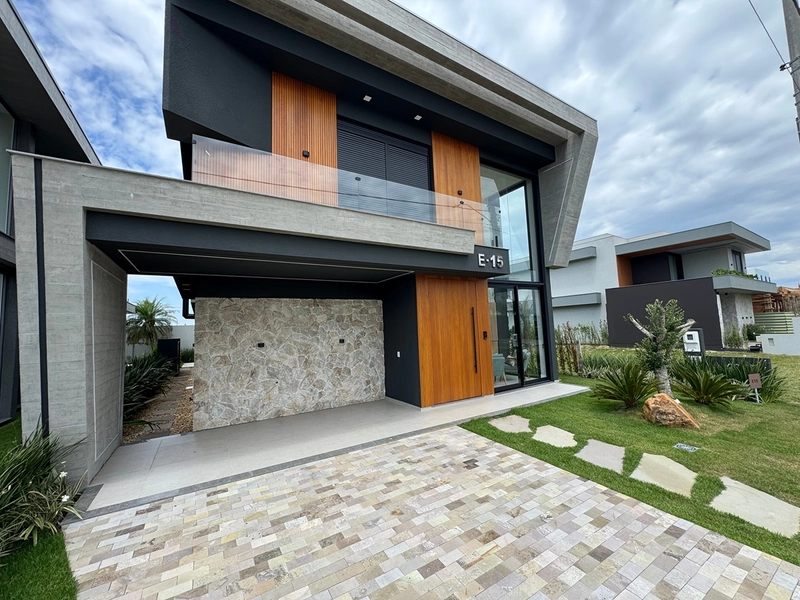 Sobrado mobiliado e decorado, em um dos melhores condomínios do Litoral.: 2ª foto da galeria de imagens do imóvel