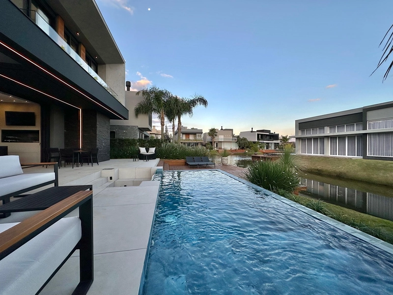 Sobrado padrão AAA beira lago de esquina no condomínio Malibu, condomínio fechado próximo a divisa com Atlântida em Xangri-Lá.: 7ª foto da galeria de imagens do imóvel