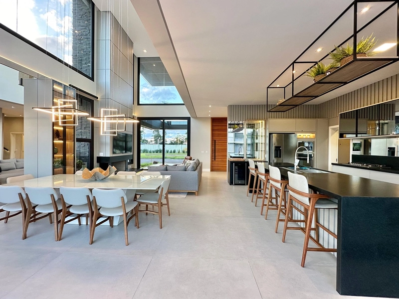 Sobrado padrão AAA beira lago de esquina no condomínio Malibu, condomínio fechado próximo a divisa com Atlântida em Xangri-Lá.: 5ª foto da galeria de imagens do imóvel