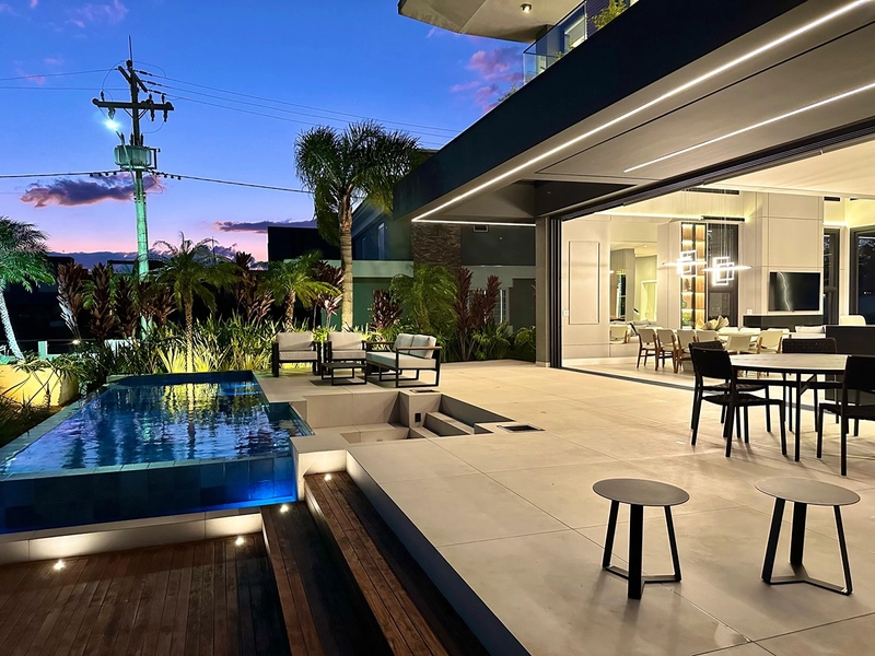 Sobrado padrão AAA beira lago de esquina no condomínio Malibu, condomínio fechado próximo a divisa com Atlântida em Xangri-Lá.: 26ª foto da galeria de imagens do imóvel