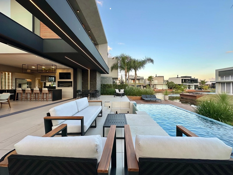 Sobrado padrão AAA beira lago de esquina no condomínio Malibu, condomínio fechado próximo a divisa com Atlântida em Xangri-Lá.: 8ª foto da galeria de imagens do imóvel