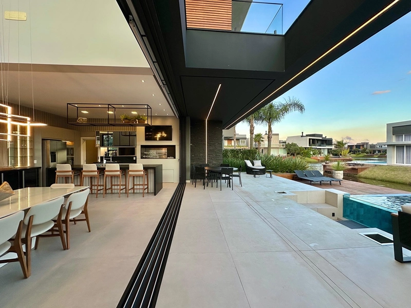 Sobrado padrão AAA beira lago de esquina no condomínio Malibu, condomínio fechado próximo a divisa com Atlântida em Xangri-Lá.: 9ª foto da galeria de imagens do imóvel