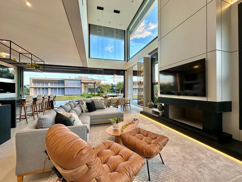 Sobrado padrão AAA beira lago de esquina no condomínio Malibu, condomínio fechado próximo a divisa com Atlântida em Xangri-Lá.: 2ª foto da galeria de imagens do imóvel