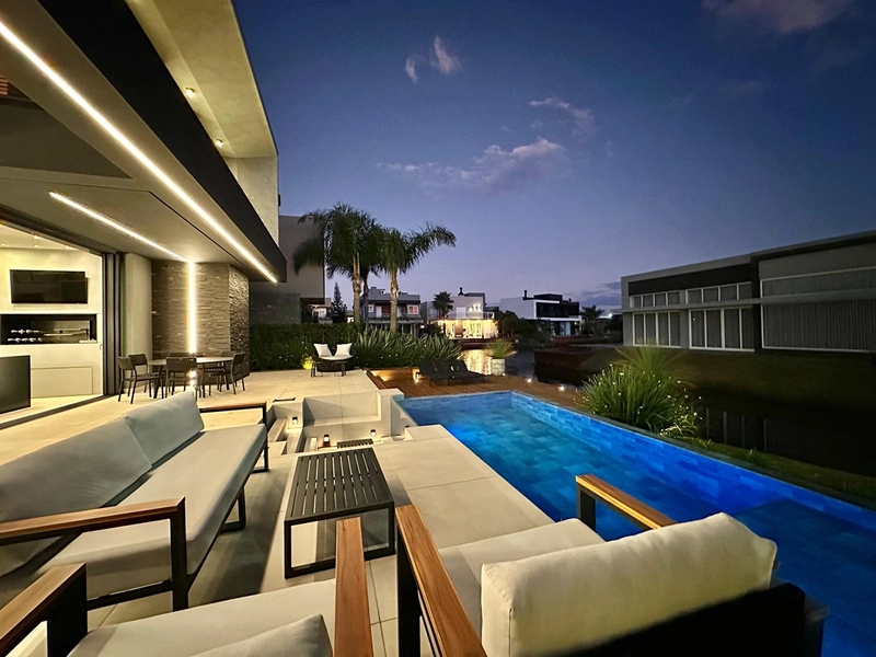 Sobrado padrão AAA beira lago de esquina no condomínio Malibu, condomínio fechado próximo a divisa com Atlântida em Xangri-Lá.: 27ª foto da galeria de imagens do imóvel