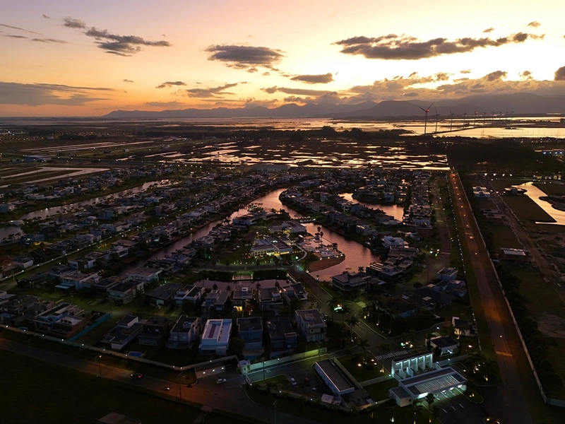 Sobrado padrão AAA beira lago de esquina no condomínio Malibu, condomínio fechado próximo a divisa com Atlântida em Xangri-Lá.: 29ª foto da galeria de imagens do imóvel
