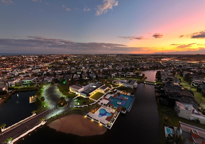 Sobrado padrão AAA beira lago de esquina no condomínio Malibu, condomínio fechado próximo a divisa com Atlântida em Xangri-Lá.: 30ª foto da galeria de imagens do imóvel