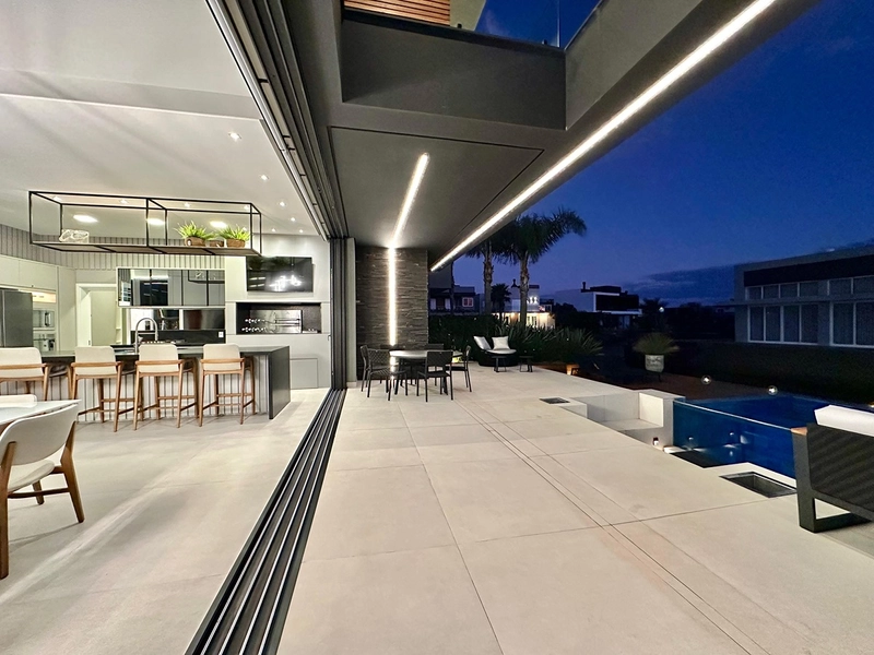 Sobrado padrão AAA beira lago de esquina no condomínio Malibu, condomínio fechado próximo a divisa com Atlântida em Xangri-Lá.: 22ª foto da galeria de imagens do imóvel