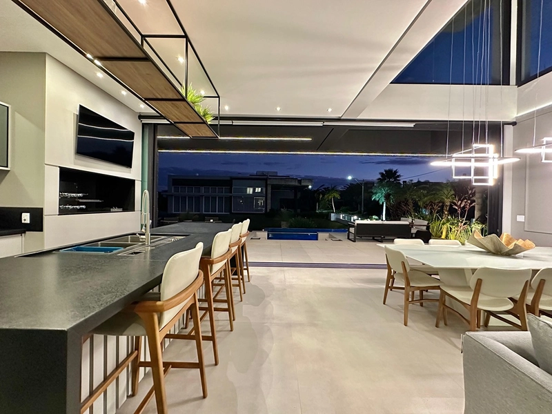 Sobrado padrão AAA beira lago de esquina no condomínio Malibu, condomínio fechado próximo a divisa com Atlântida em Xangri-Lá.: 21ª foto da galeria de imagens do imóvel