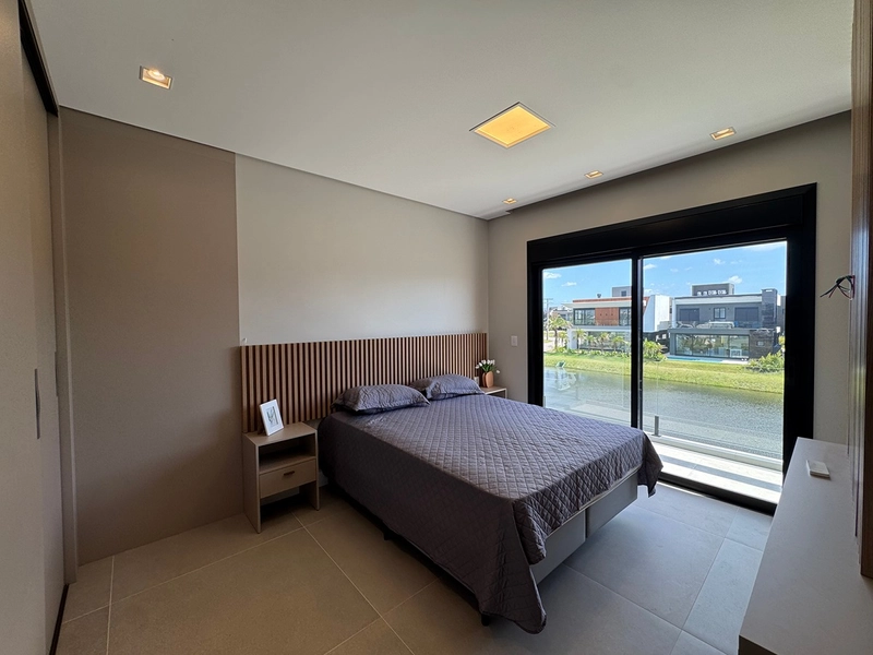 Sobrado beira Lago, com excelente padrão construtivo: 3ª foto da galeria de imagens do imóvel