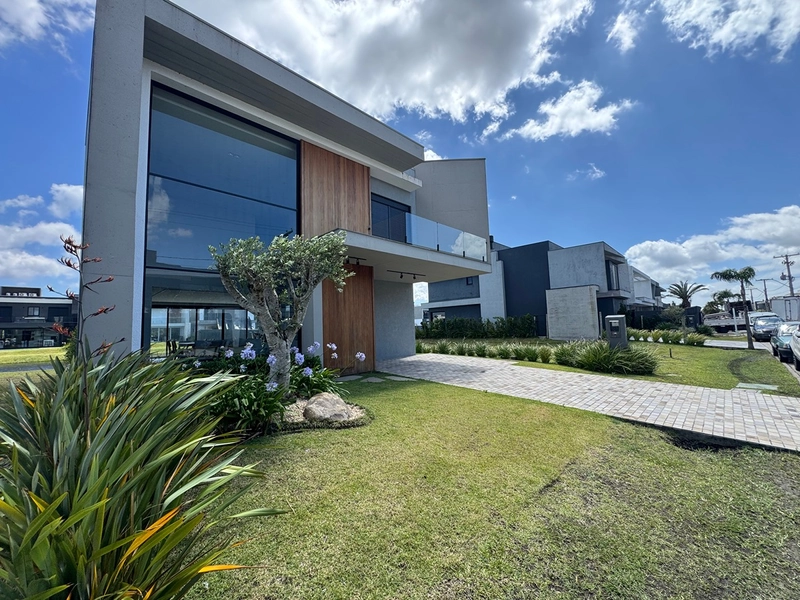 Sobrado beira Lago, com excelente padrão construtivo: 1ª foto da galeria de imagens do imóvel