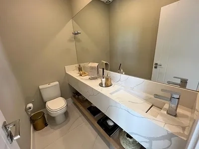Sobrado ás margens do lago no condomínio Enseada.: 2ª foto da galeria de imagens do imóvel