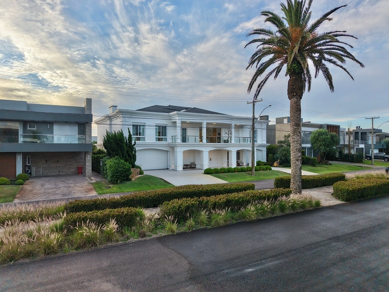 Mansão mobiliada e decorada, com academia privativa no condomínio Enseada em Xangri-Lá: 3ª foto da galeria de imagens do imóvel