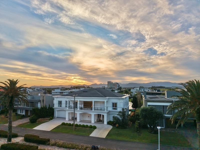 Mansão mobiliada e decorada, com academia privativa no condomínio Enseada em Xangri-Lá: 2ª foto da galeria de imagens do imóvel