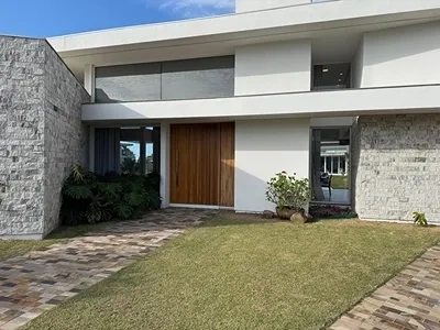 Linda Casa à beira do lago no condomínio Riviera. : 2ª foto da galeria de imagens do imóvel