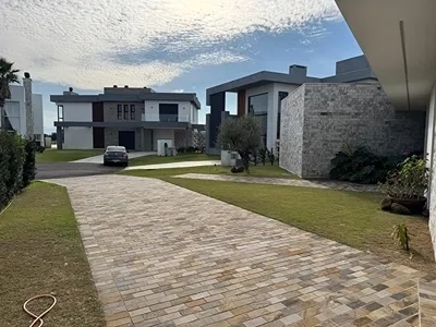 Linda Casa à beira do lago no condomínio Riviera. : 15ª foto da galeria de imagens do imóvel