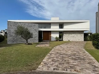 Linda Casa à beira do lago no condomínio Riviera. : 3ª foto da galeria de imagens do imóvel
