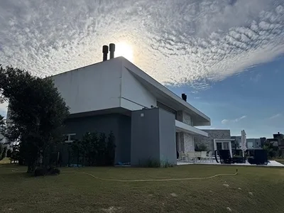 Linda Casa à beira do lago no condomínio Riviera. : 4ª foto da galeria de imagens do imóvel