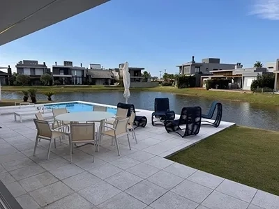 Linda Casa à beira do lago no condomínio Riviera. : 12ª foto da galeria de imagens do imóvel