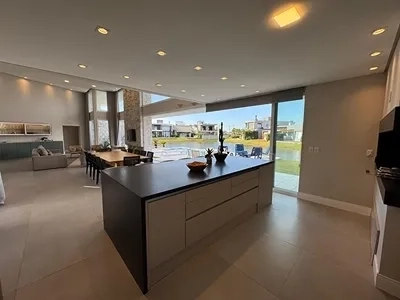 Linda Casa à beira do lago no condomínio Riviera. : 6ª foto da galeria de imagens do imóvel