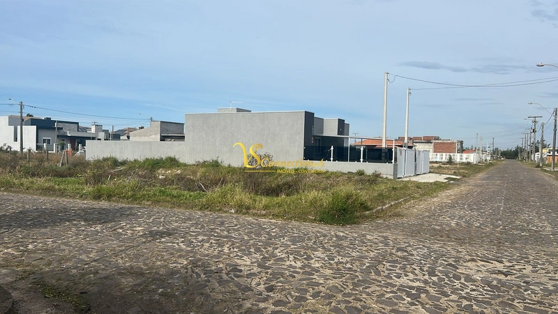 TERRENO À VENDA EM ATLÂNTIDA SUL: 1ª foto da galeria de imagens do imóvel
