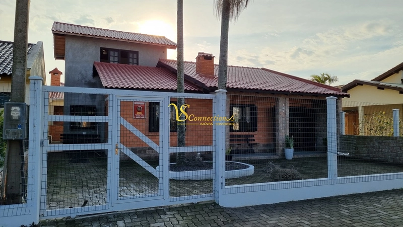 AMPLA CASA À VENDA EM ATLÂNTIDA SUL: 1ª foto da galeria de imagens do imóvel