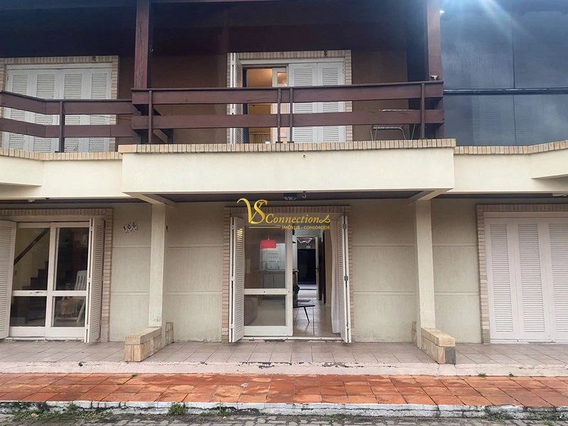 Seu Sobrado no Litoral Espera por Você – 2 Quadras da Praia: 1ª foto da galeria de imagens do imóvel