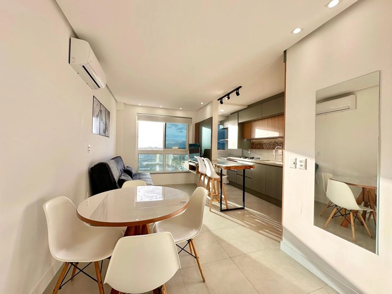 2 SUÍTES, FINAMENTE DECORADO E COM INFRAESTRUTURA : 3ª foto da galeria de imagens do imóvel