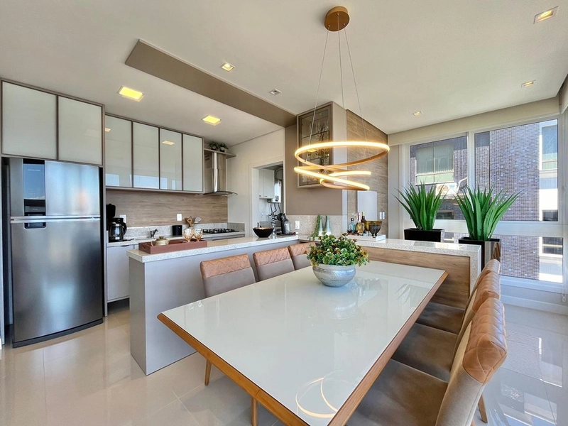 3 dormitórios com duas vagas finamente decorado em frente e praça da igreja Luterana: 12ª foto da galeria de imagens do imóvel