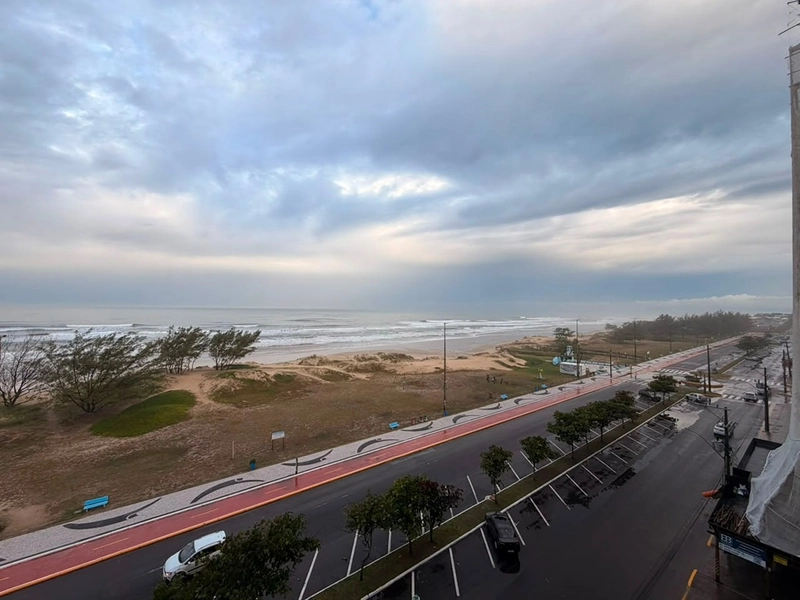 APARTAMENTO À BEIRA MAR | VISTA DESLUMBRANTE PARA O MAR EM CAPÃO DA CANOA 🌊✨: 5ª foto da galeria de imagens do imóvel