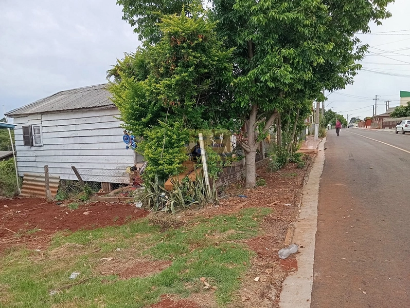 TERRENO COM CASA DE MADEIRA: 2ª foto da galeria de imagens do imóvel