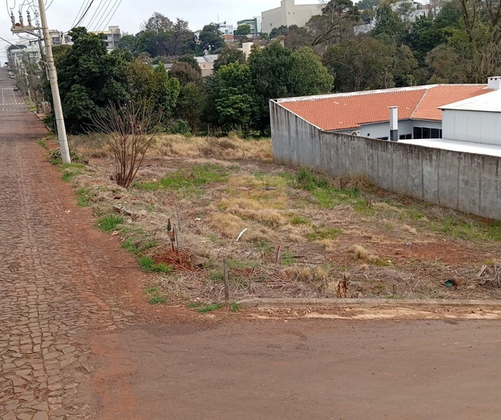 TERRENO À VENDA - CENTRO: 1ª foto da galeria de imagens do imóvel