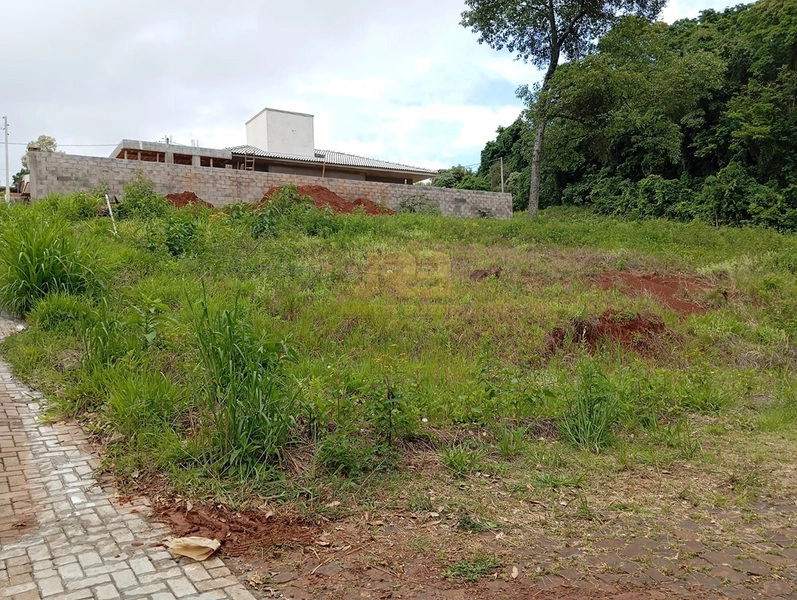 TERRENO DE ESQUINA NO CENTRO: 3ª foto da galeria de imagens do imóvel