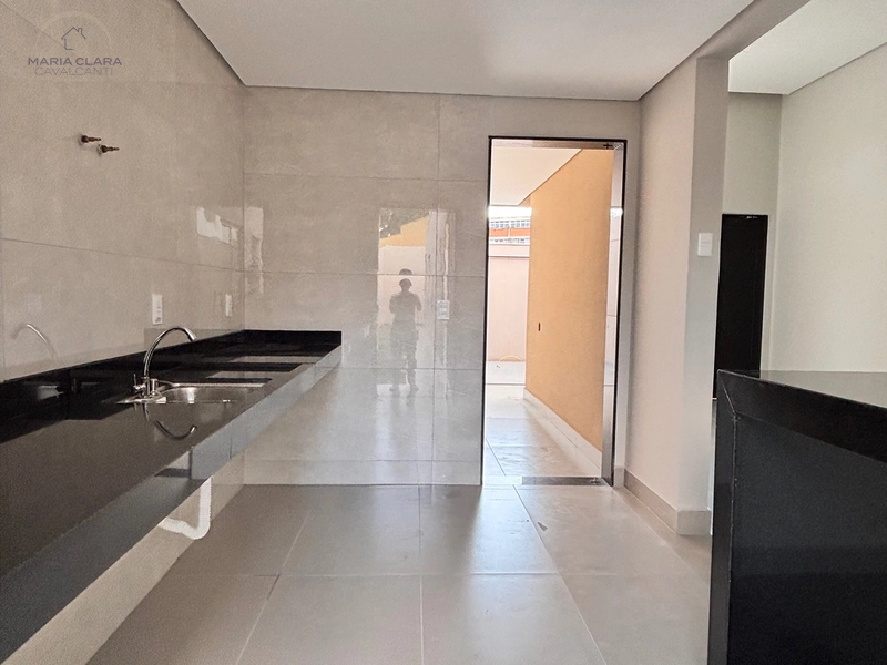 Uma casa linear pensada para viver e receber.: 4ª foto da galeria de imagens do imóvel