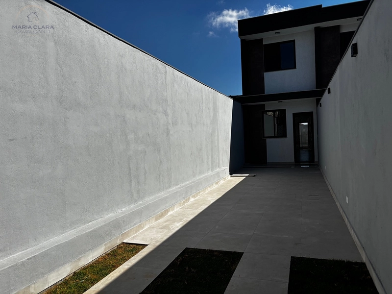 Arquitetura marcante, quintal e conforto para sua família.: 3ª foto da galeria de imagens do imóvel