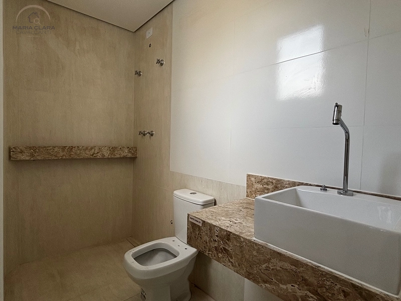 Um quintal lateral para viver a casa por inteiro.: 12ª foto da galeria de imagens do imóvel