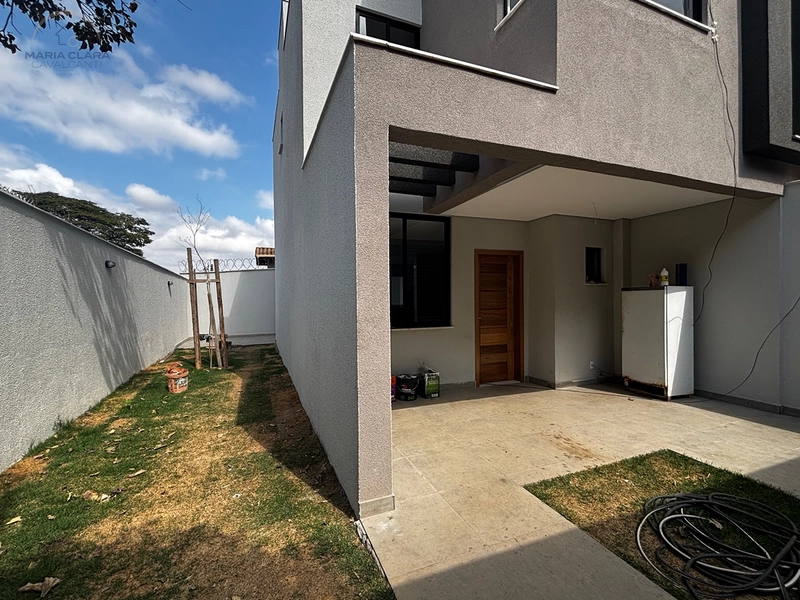 Um quintal lateral para viver a casa por inteiro.: 1ª foto da galeria de imagens do imóvel