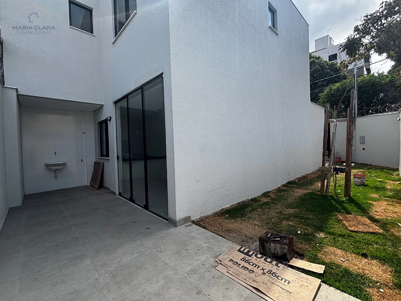 Um quintal lateral para viver a casa por inteiro.: 2ª foto da galeria de imagens do imóvel